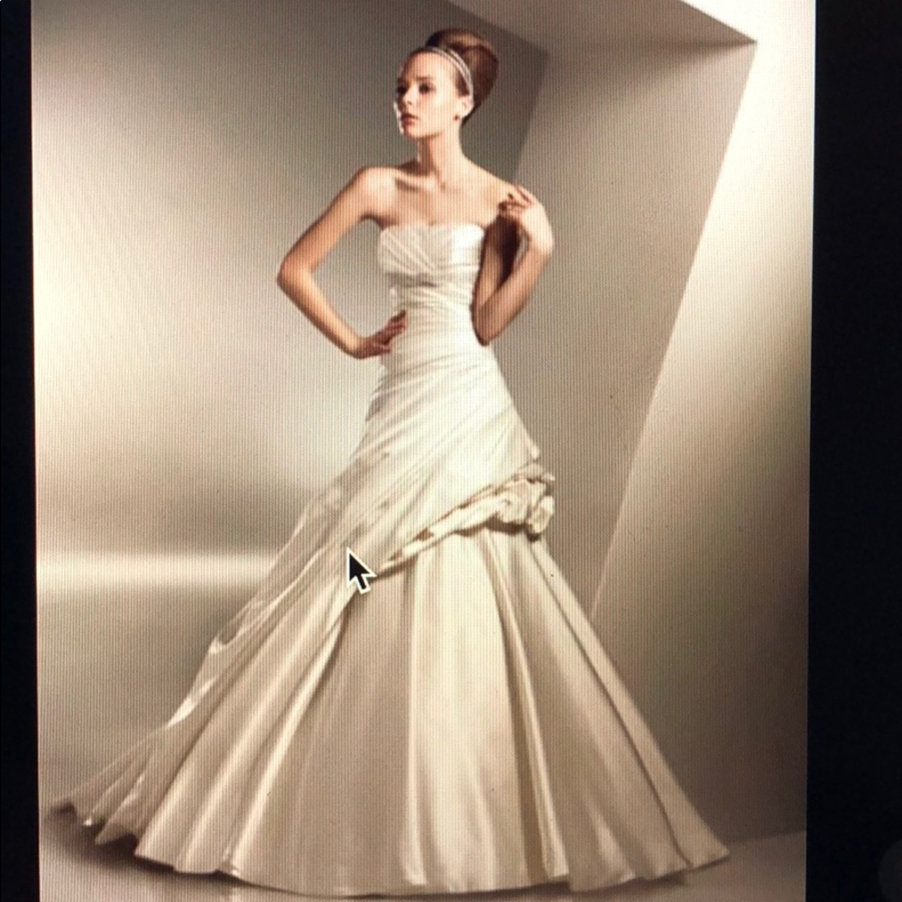 Never worn wedding dress size 4-8